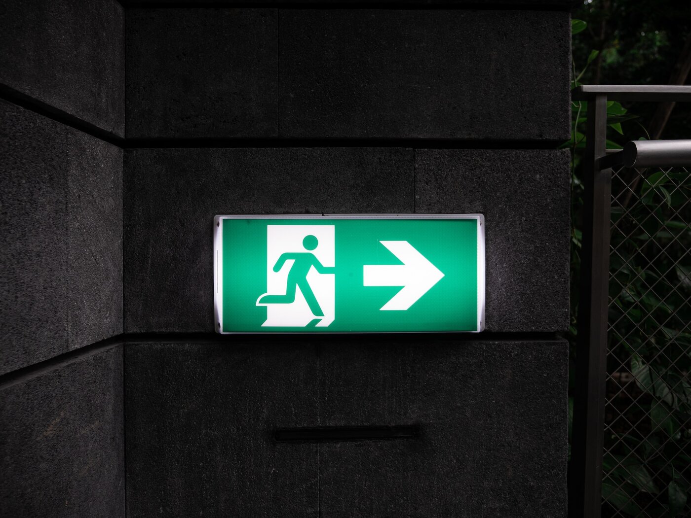 White and green exit sign | © by Andrew Teoh on Unsplash