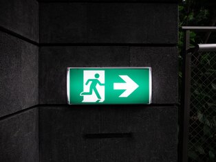 White and green exit sign | © by Andrew Teoh on Unsplash